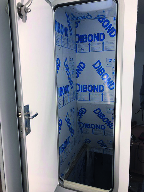 Plusieurs panneaux en composite aluminium DIBOND® sont disposés pour l'intérieur d'un bâteau